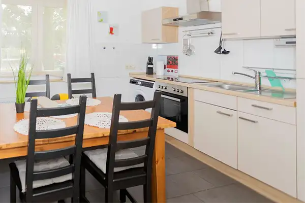 Moderne Küche mit allen Geräten