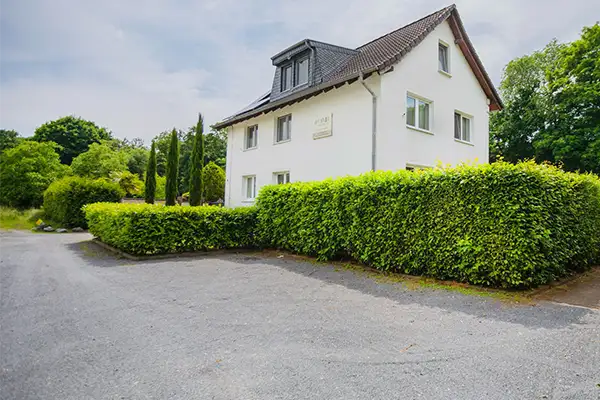 Parkplätze für Transporter direkt vor der Unterkunft