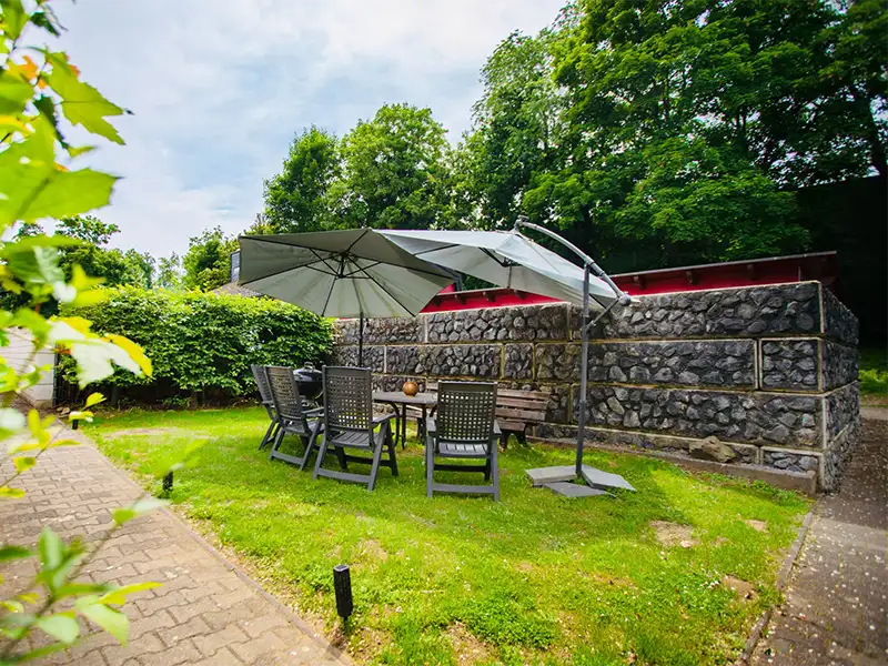 Garten mit Grill und Sitzgelegenheiten