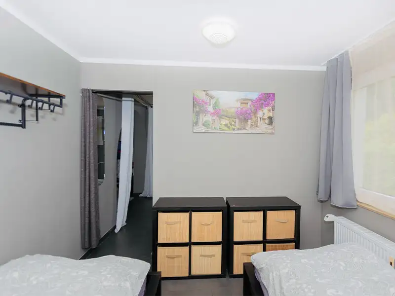 Schlafzimmer mit bequemen Einzelbetten