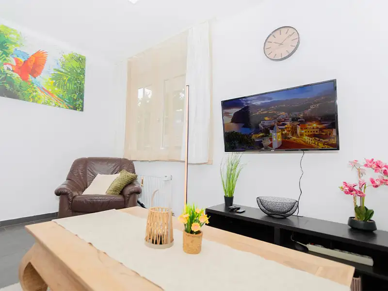 Gemütliches Wohnzimmer mit Smart-TV