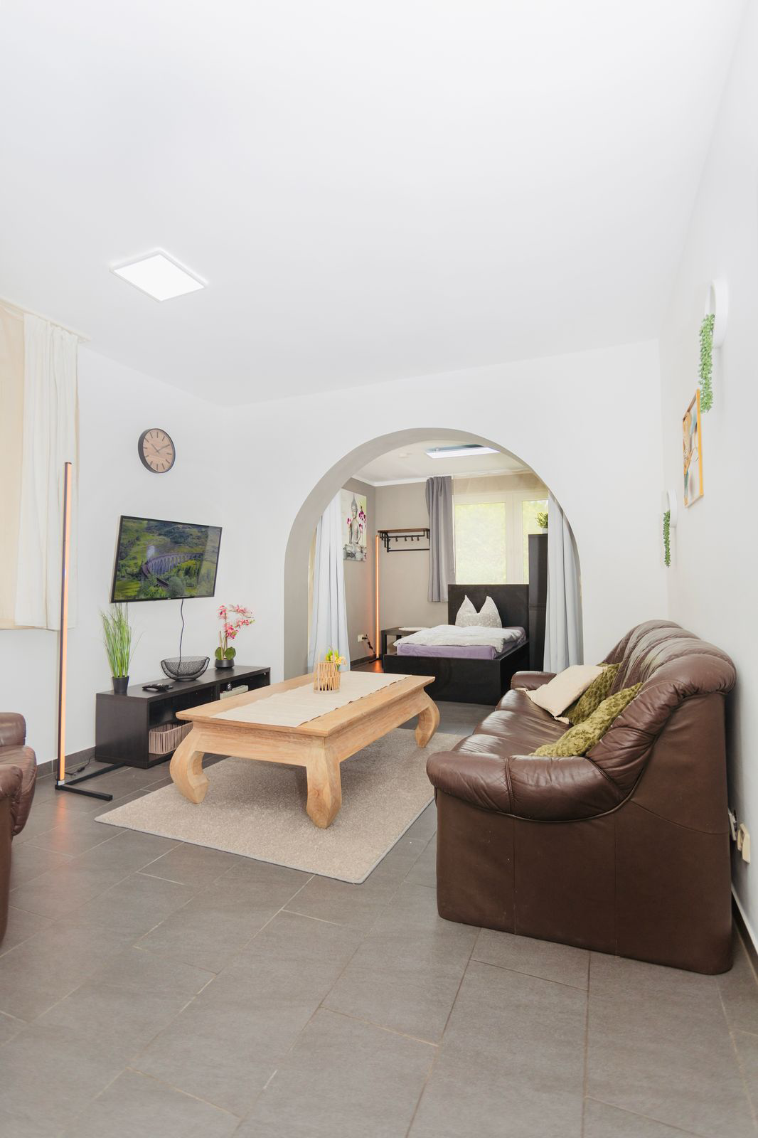 Helles und modernes Wohnzimmer mit Zugang zum Garten